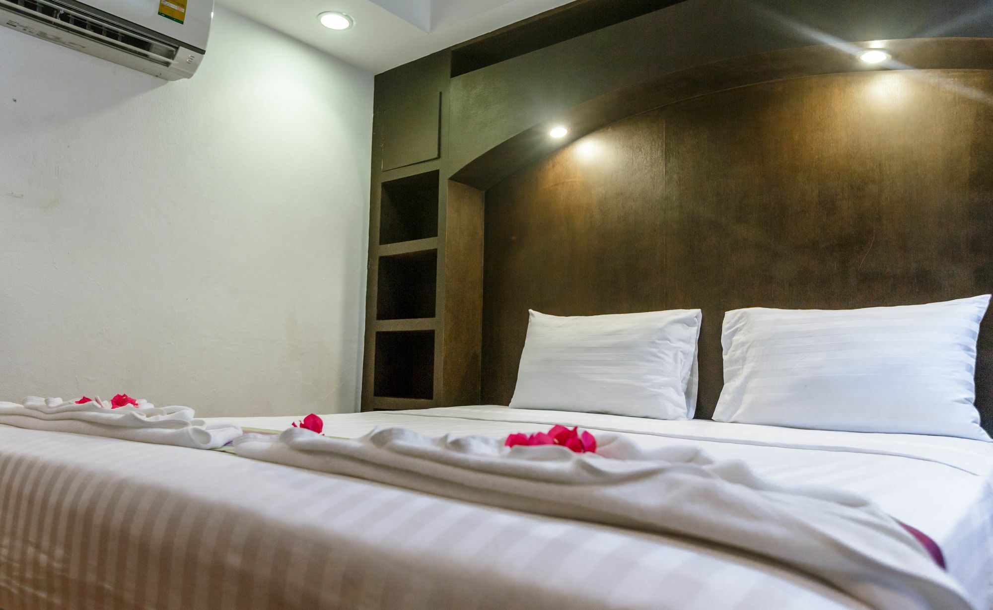 Porterhouse Beach Hotel Patong Eksteriør bilde