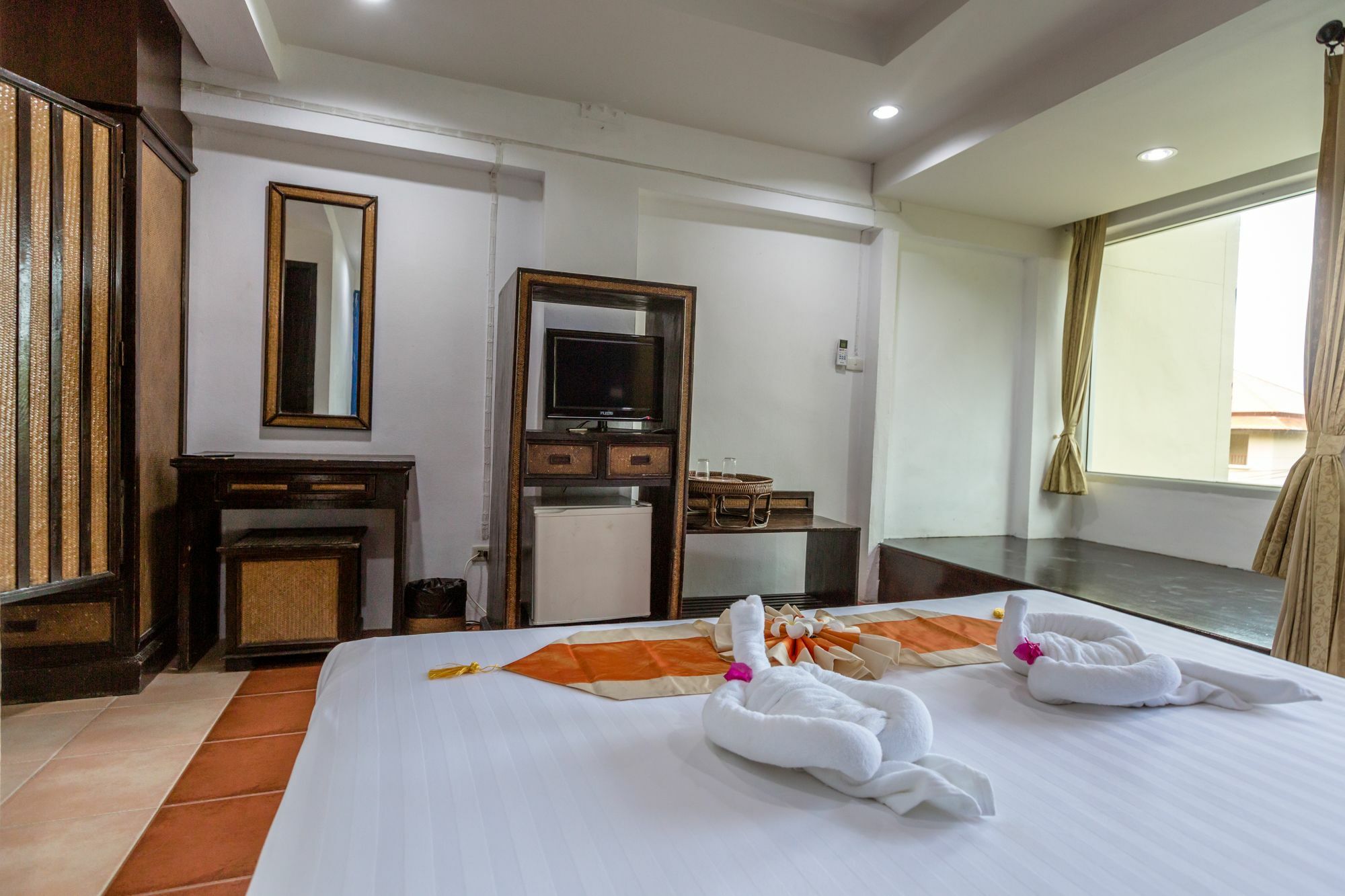 Porterhouse Beach Hotel Patong Eksteriør bilde