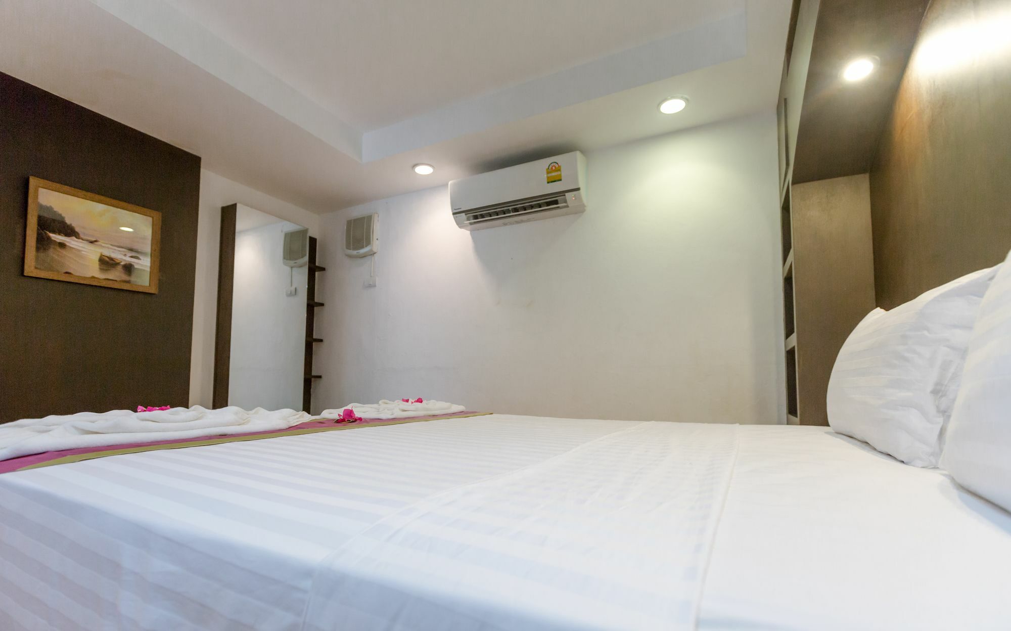Porterhouse Beach Hotel Patong Eksteriør bilde